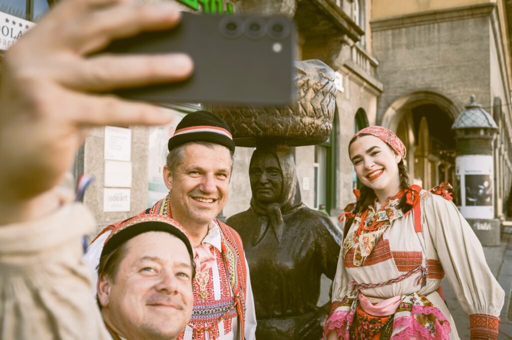 3 people taking selfie with kumica lady at Dolac