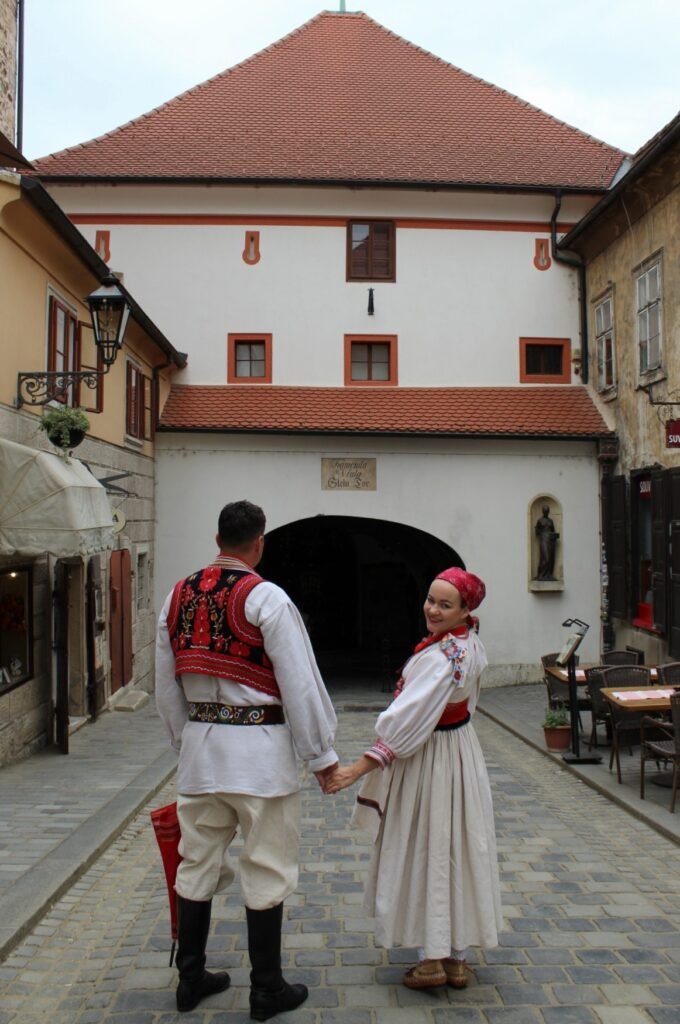 lady and man dressed in Prigorje folk costume kamenita vrata